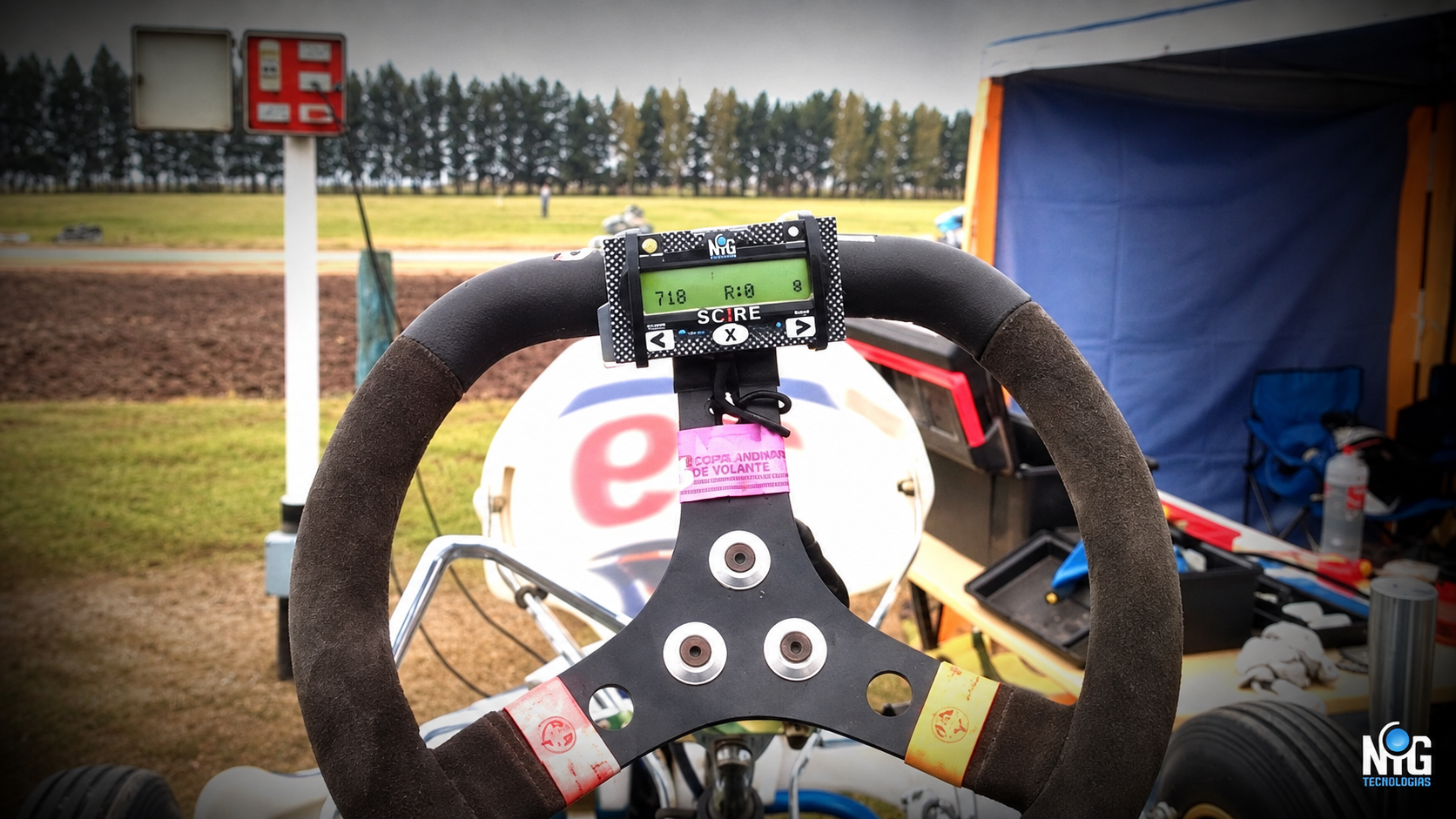 Primer display SCIRE instalado en el volante de un kart en 2010