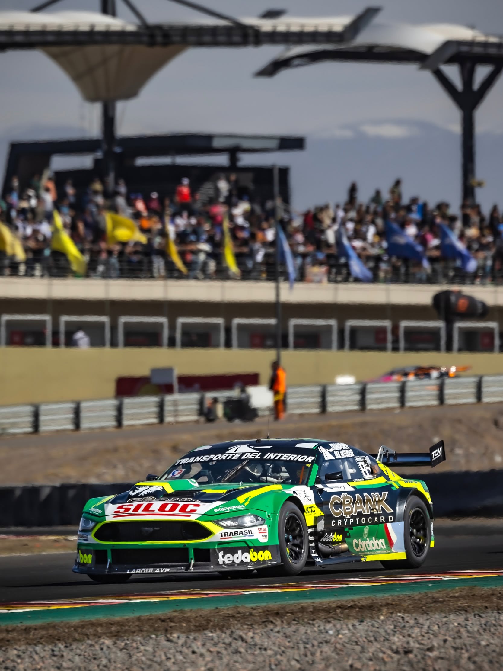 Auto de Caito Risatti y TCM Racing Team en plena acción de pista