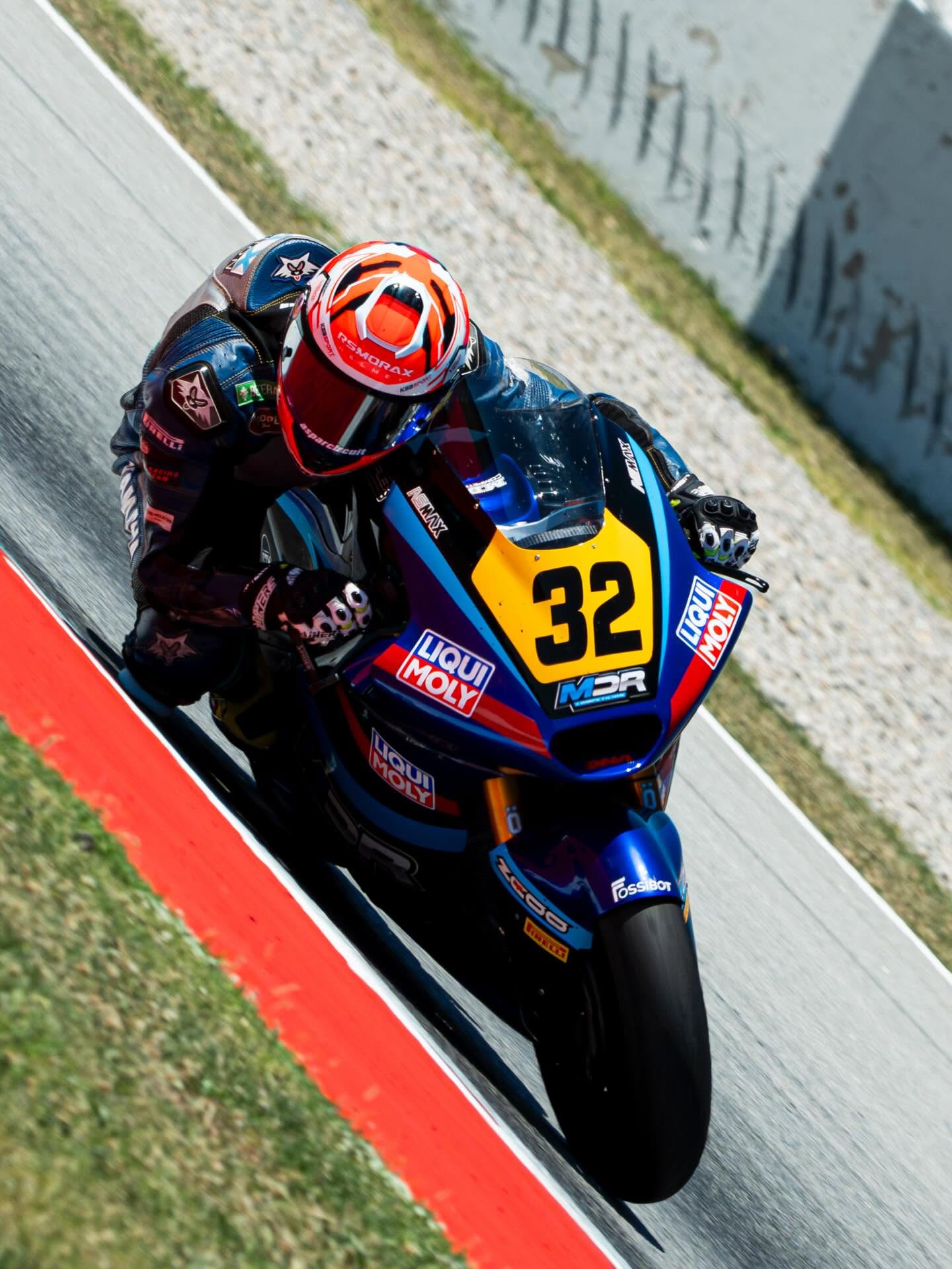 Motocicleta número 32 de MDR Competición en pista