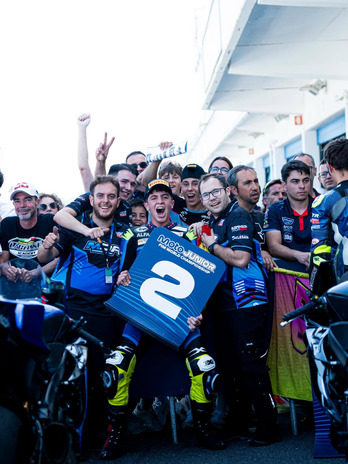 Piloto y equipo MDR Competición celebrando en el paddock