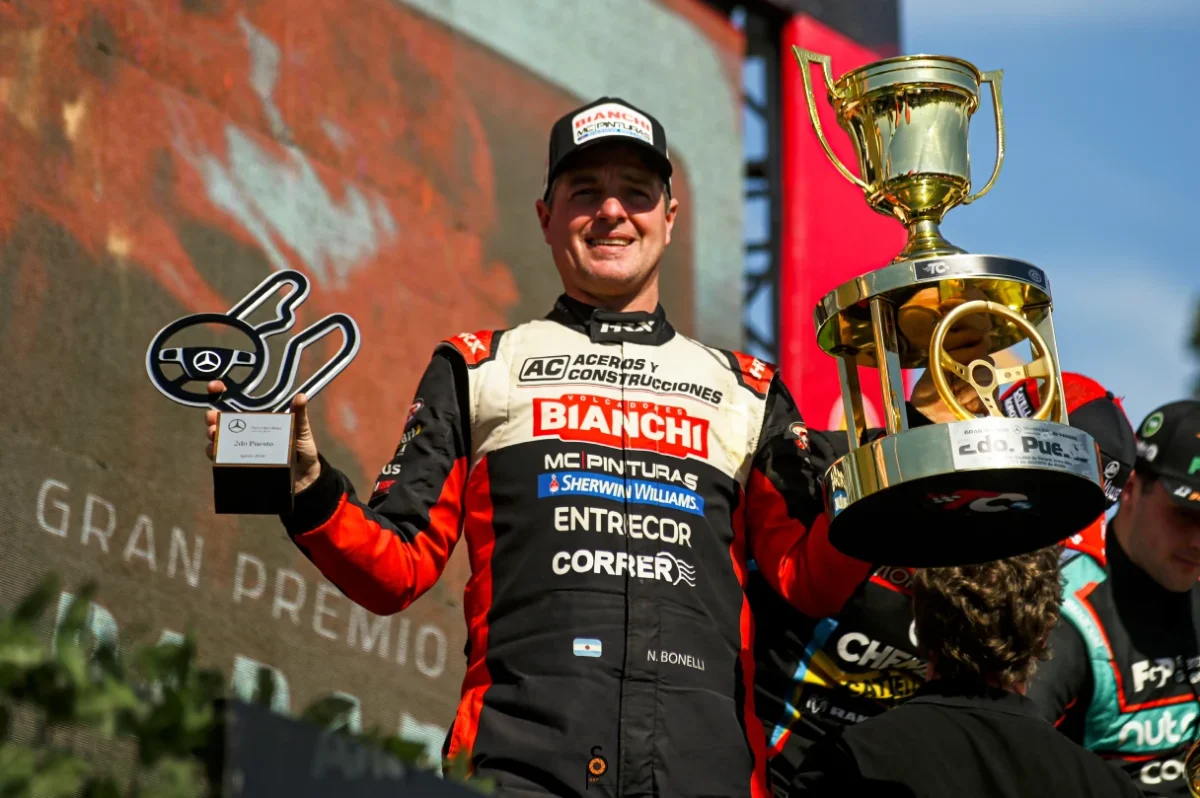Nicolás Bonelli celebrando en el podio con sus trofeos