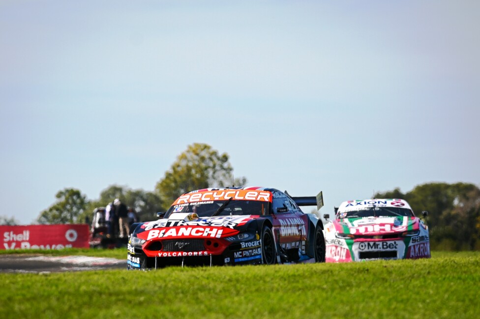 Auto de Nicolás Bonelli compitiendo en pista