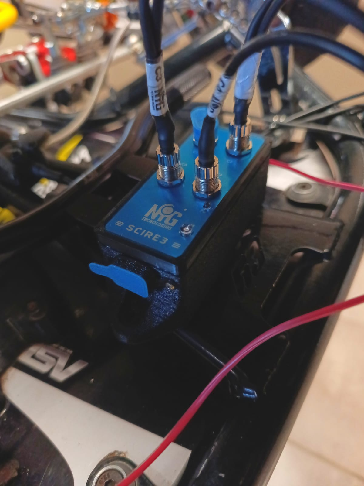 Logger SCIRE3 instalado y conectado dentro de un vehículo