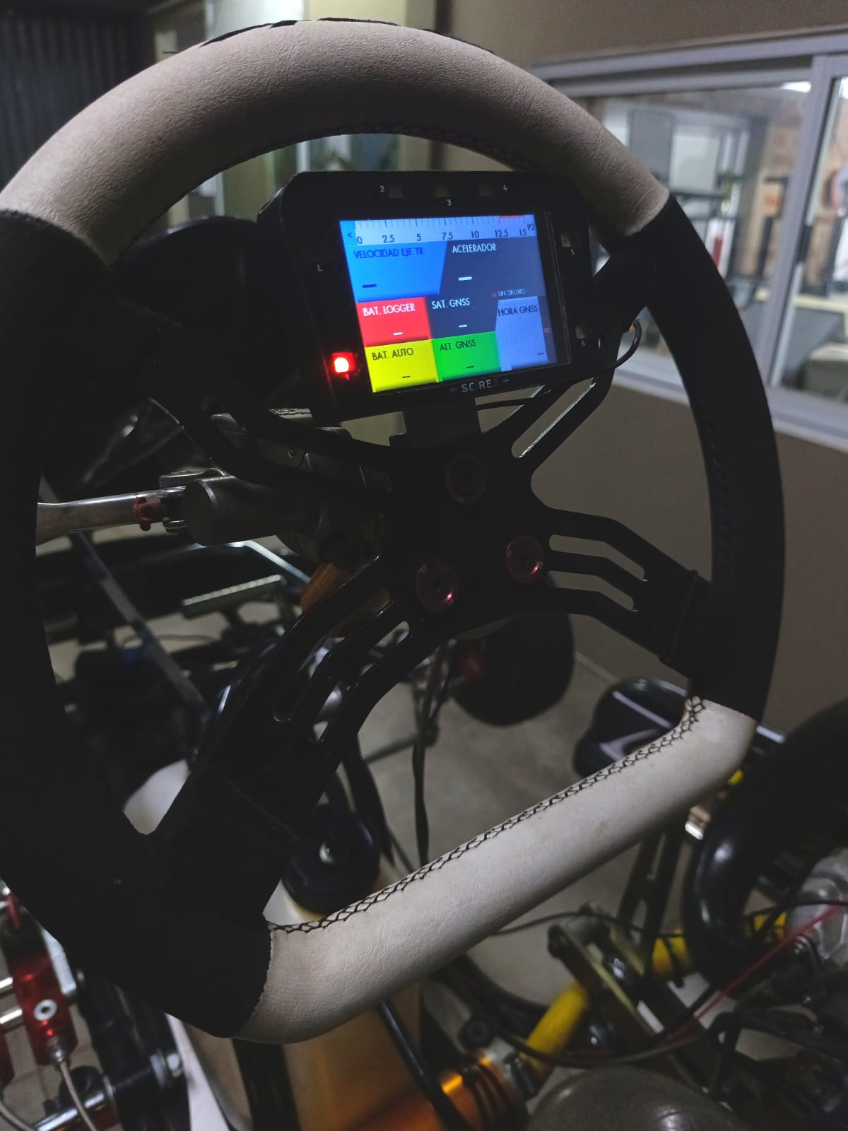SCIRE3 instalado en el volante de un vehículo de competición