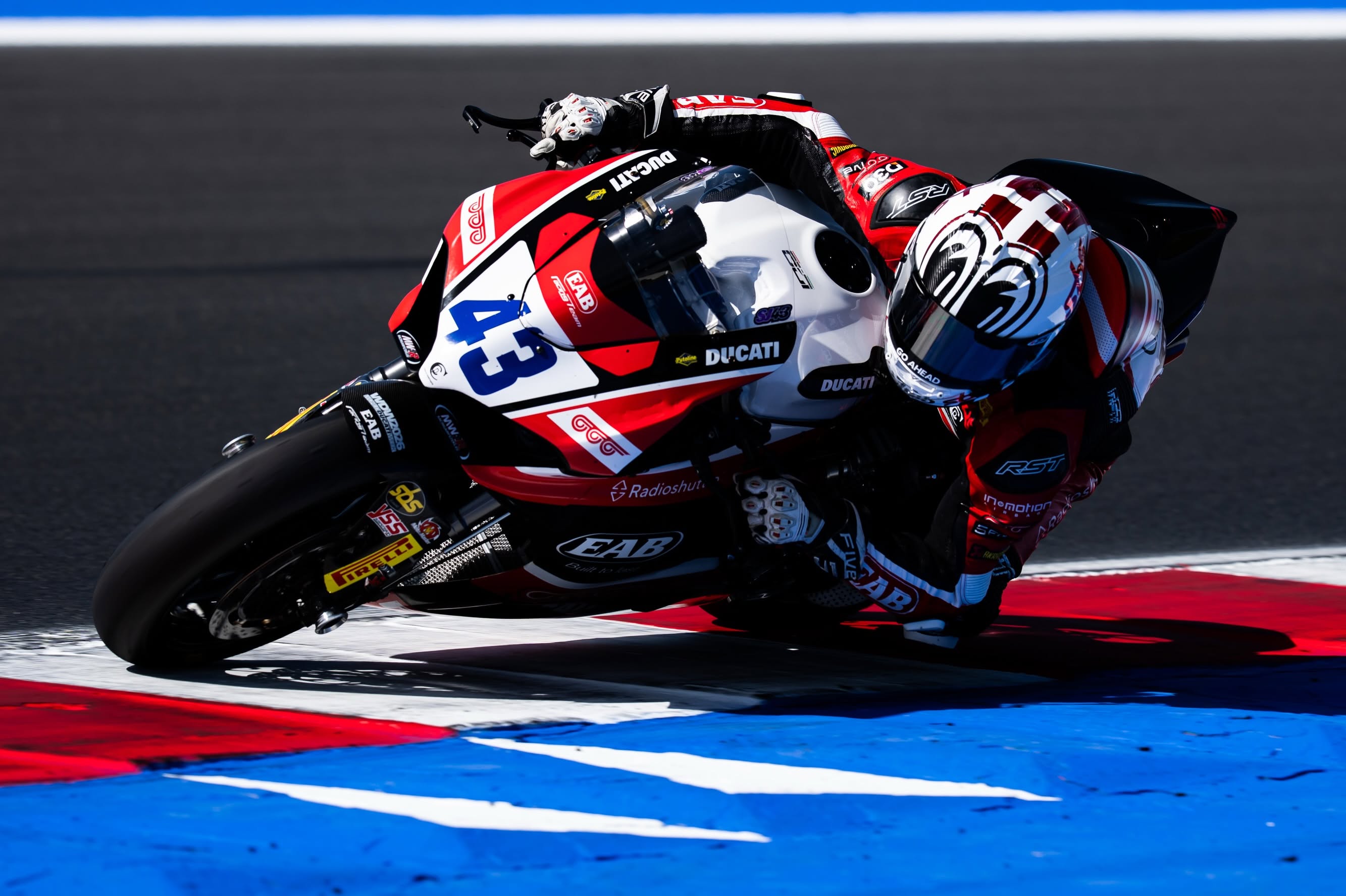 Simon Jespersen sobre la motocicleta número 43 de EAB Racing Team en pista