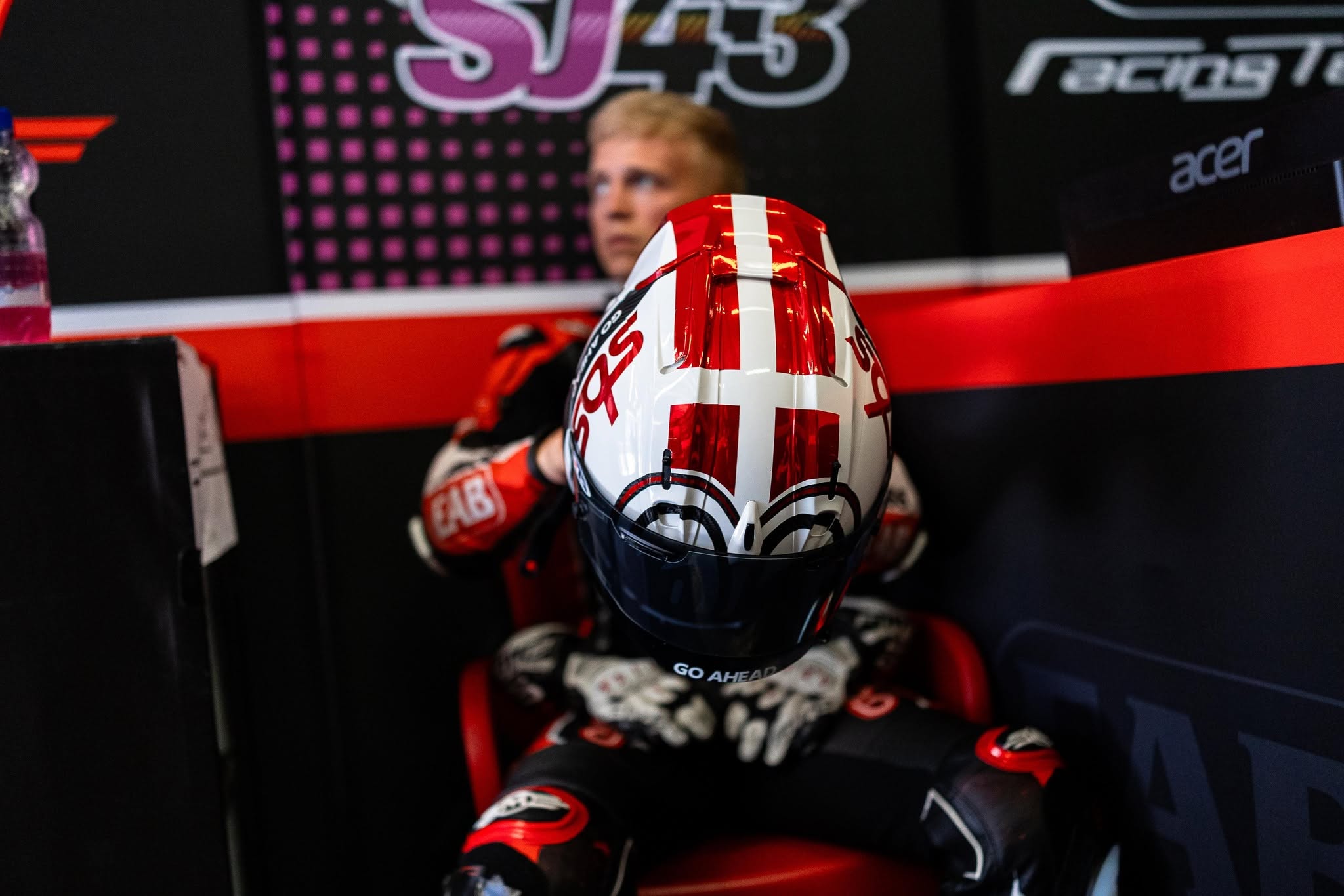 Simon Jespersen concentrado en el box de EAB Racing Team