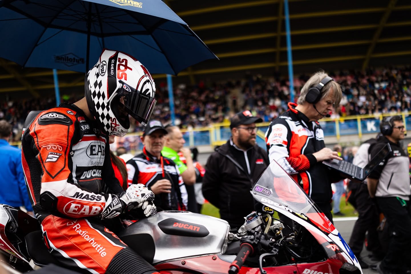 Simon Jespersen junto a EAB Racing Team antes de competir en World Supersport