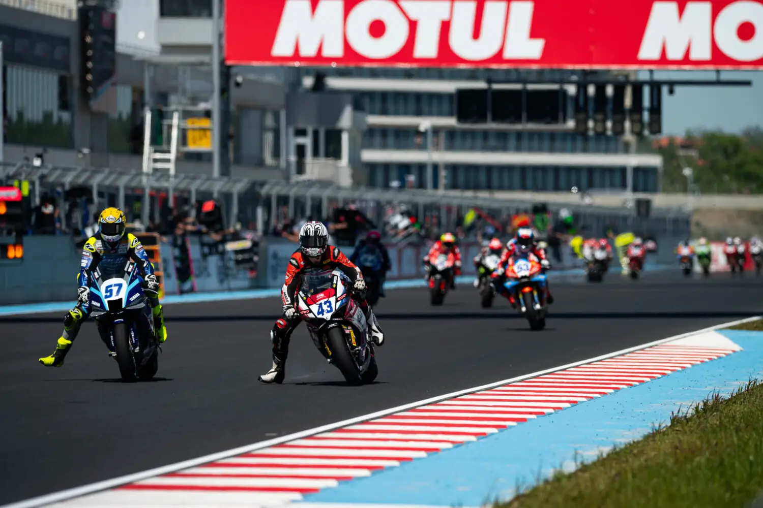 Simon Jespersen largando con EAB Racing Team en el WorldSSP